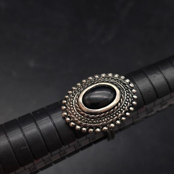 Vintage Black Cabochon Silver Tone Oval Ring Size 6.25 Adjustable - Picture 9 of 10